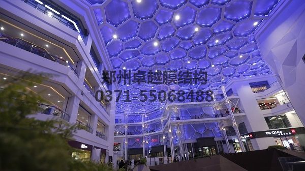 商場(chǎng)膜結構內部頂棚夜間實(shí)拍