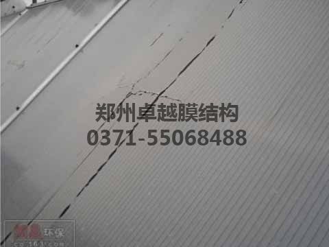 上海某污水處理廠(chǎng)污水池陽(yáng)光板封閉兩年出現破裂