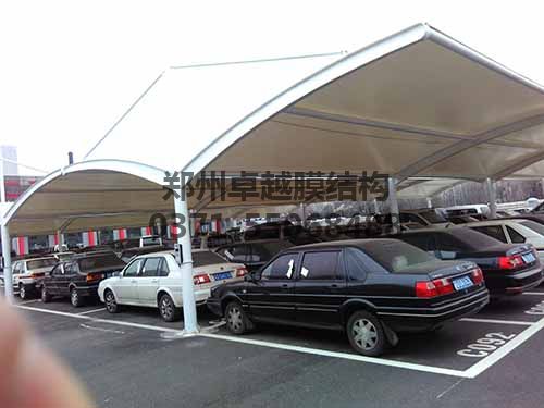 大跨度鋼膜結構車(chē)棚實(shí)拍圖