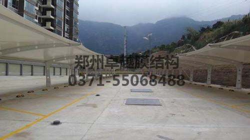 鋼膜結構車(chē)棚實(shí)拍圖