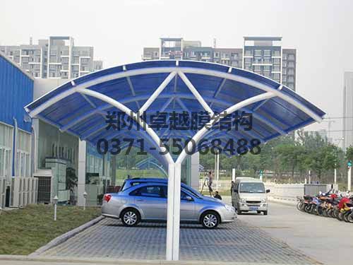某小區陽(yáng)光板車(chē)棚用鋼量較大造型一般