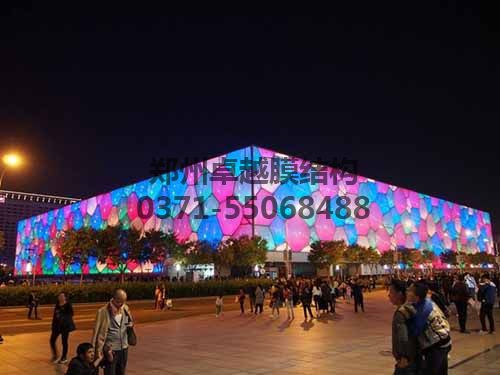 水立方表面由不規則的ETFE膜“氣泡”覆蓋