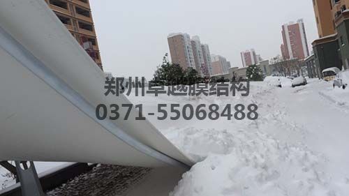 偷工減料被積雪壓塌的7字型膜結構車(chē)棚