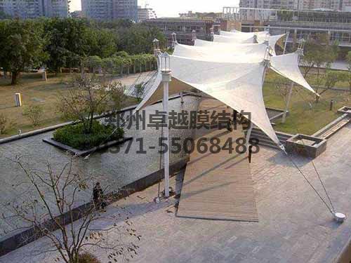 某公園造型獨特的膜結構遮陽(yáng)棚