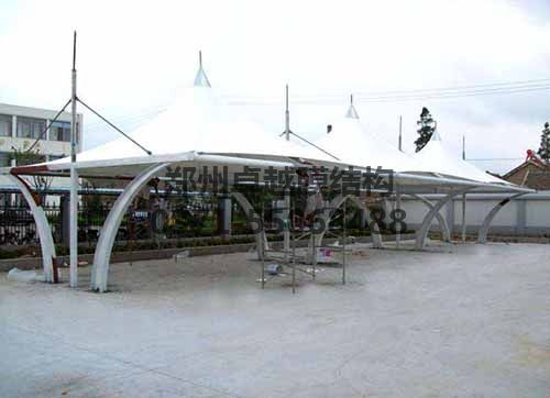 膜結構車(chē)棚的造型非常豐富優(yōu)美