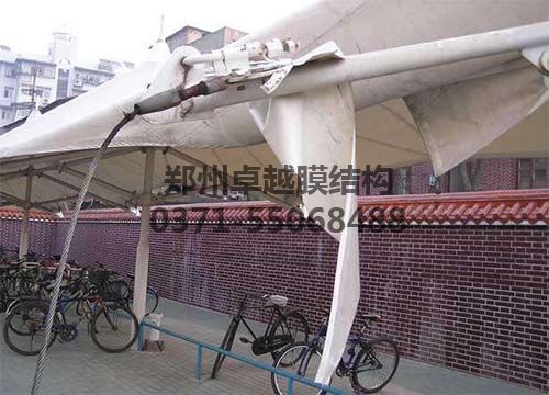 某膜結構車(chē)棚在使用年限內膜材已經(jīng)老化破損
