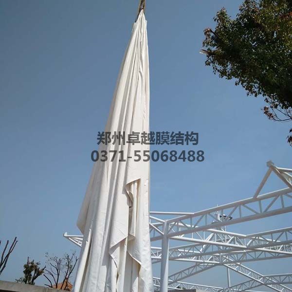 新鄭中興廣場(chǎng)膜結構景觀(guān)膜材開(kāi)始吊裝