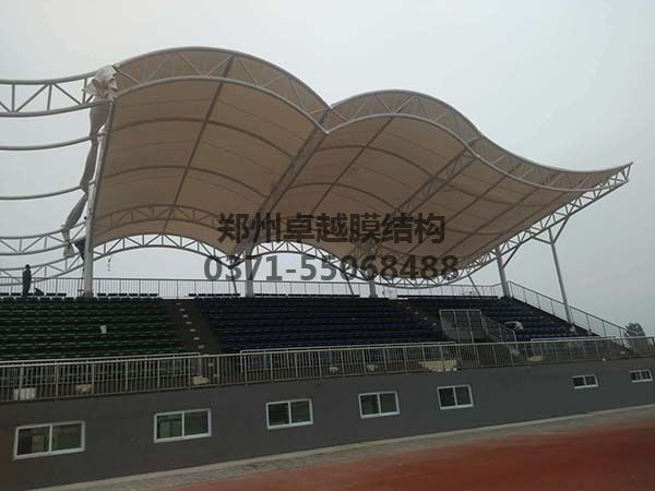 三門(mén)峽社會(huì )管理學(xué)院膜結構看臺罩棚膜體施工完成50%