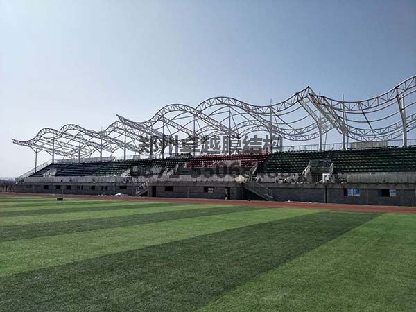 三門(mén)峽社會(huì )管理學(xué)院膜結構看臺罩棚鋼構正面照