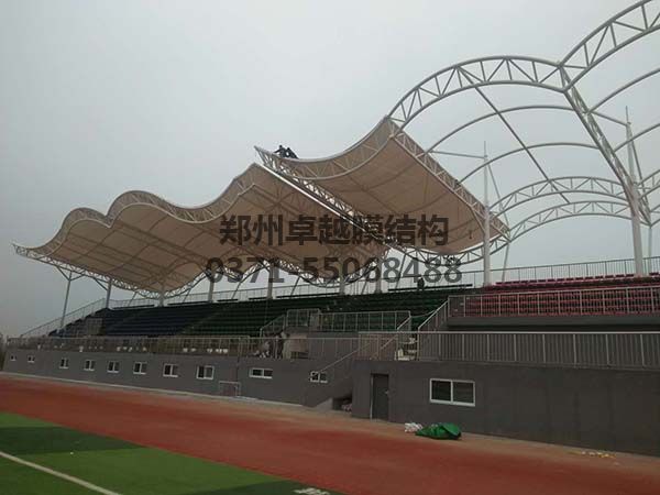 三門(mén)峽社會(huì )管理學(xué)院膜結構看臺罩棚膜體施工照