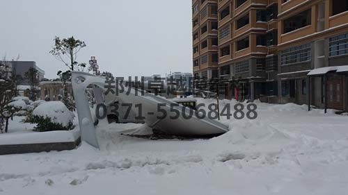 某小區被積雪壓塌的膜結構車(chē)棚