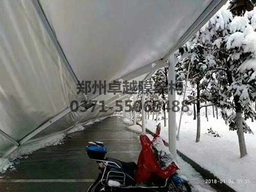 某公園被積雪壓塌的膜結構車(chē)棚