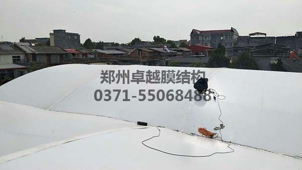 南陽(yáng)社旗縣門(mén)球場(chǎng)膜結構頂棚卓越工人裝膜收尾階段