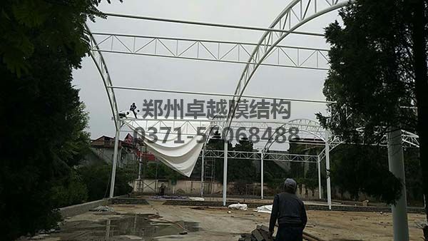 南陽(yáng)社旗縣門(mén)球場(chǎng)膜結構頂鋼構完成