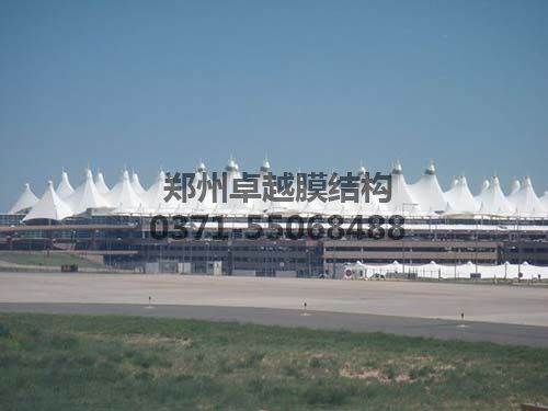 丹佛國際機場(chǎng)候機亭膜結構屋頂遠觀(guān)就像綿延的雪山