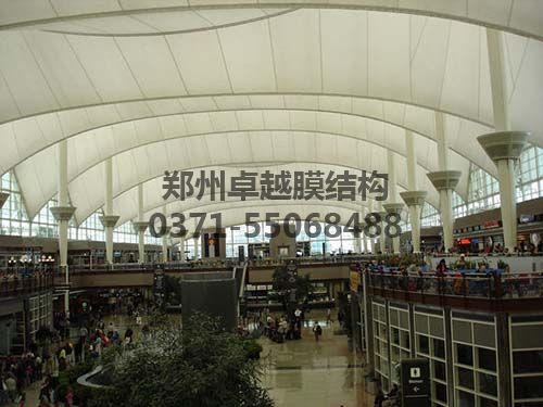 丹佛國際機場(chǎng)候機亭內部非常寬敞明亮