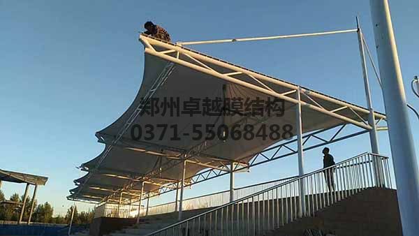 張家口張北高中操場(chǎng)膜結構看臺收尾中