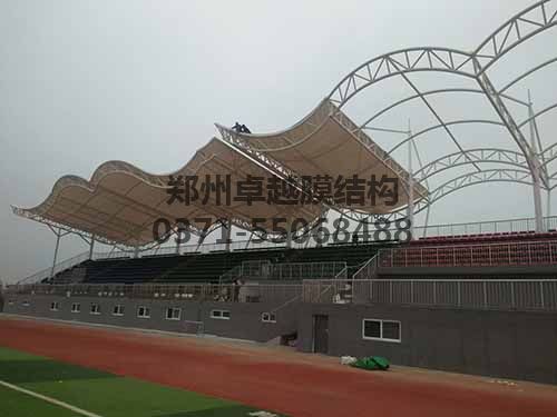 安裝膜結構具有一定危險性，需做好安全措施