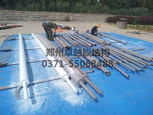 工作人員正在對鋼構件進(jìn)行防腐處理