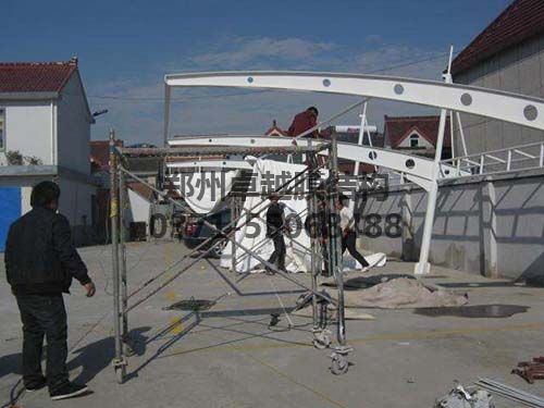 正在整體替換膜面的膜結構車(chē)棚