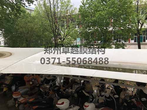 沒(méi)有及時(shí)維護導致膜面積水的車(chē)棚