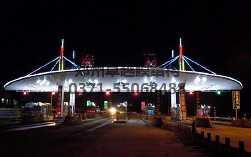 膜結構收費站夜晚在燈光的映襯下觀(guān)感更好