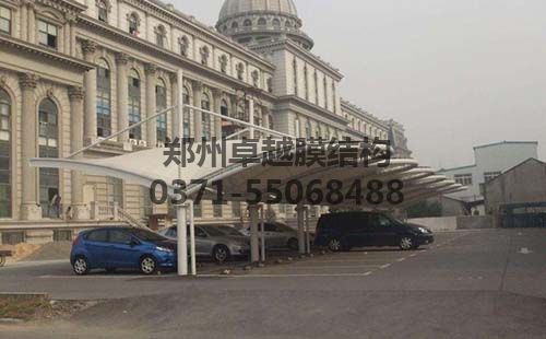 我們常見(jiàn)的膜結構車(chē)棚