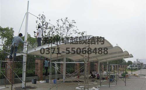 施工人員正在安裝的膜結構車(chē)棚