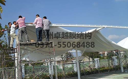 施工人員在進(jìn)行膜結構車(chē)棚裝膜前的檢查