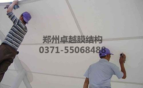 工作人員正在清潔膜結構車(chē)棚膜面