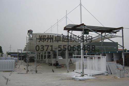 施工人員正在安裝膜結構車(chē)棚