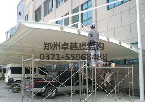 工作人員正在維護膜結構車(chē)棚