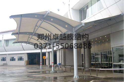 Y字型膜結構車(chē)棚加上排水槽能保證排水順暢