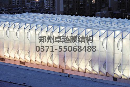 夜間車(chē)站透出柔和的燈光讓人感到非常的溫馨、輕松