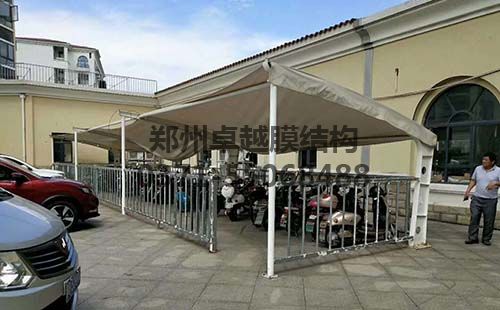 產(chǎn)生積水的膜結構車(chē)棚