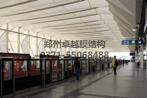 白天的車(chē)站內柔和明亮