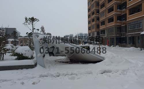 設計不合理用料不足被積雪壓塌的膜結構車(chē)棚