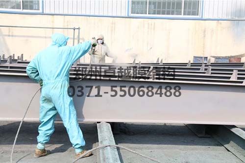 工人在對鋼結構進(jìn)行防腐作業(yè)