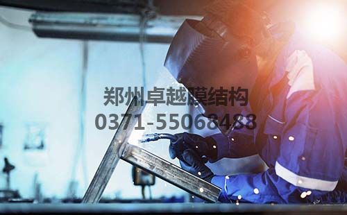 工人正在對鋼構件進(jìn)行焊接