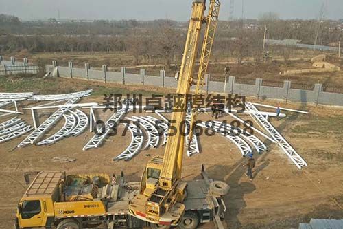 現場(chǎng)存放的膜結構材料與工具設備