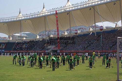 在體育場(chǎng)內鍛煉的市民