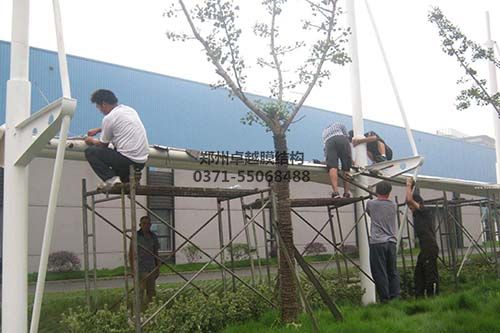 工程人員正在對完工的鋼結構進(jìn)行檢查