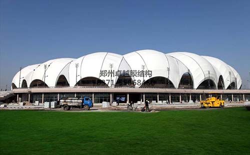 正在安裝的體育場(chǎng)膜結構工程