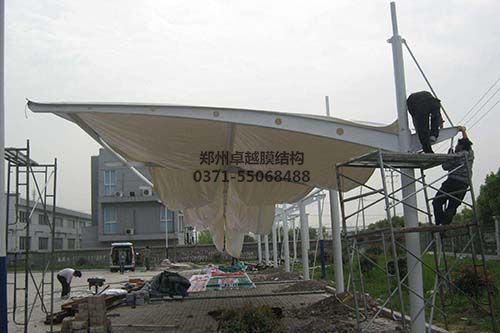 正在裝膜的膜結構車(chē)棚