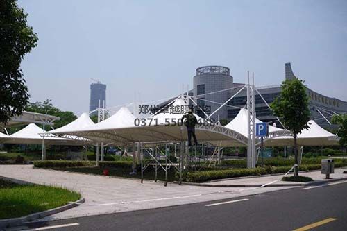 施工即將完成的膜結構車(chē)棚