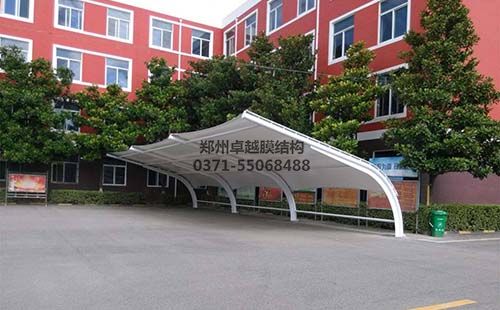 某學(xué)校合格交付的膜結構車(chē)棚