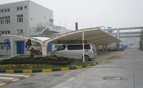 安裝中的膜結構車(chē)棚