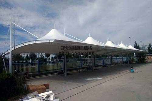 即將完工的膜結構車(chē)棚