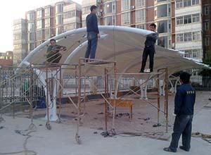 焦作<font color='red'>膜結構車(chē)棚</font>【廠(chǎng)家直銷(xiāo)】焦作膜結構停車(chē)棚,張拉膜車(chē)棚