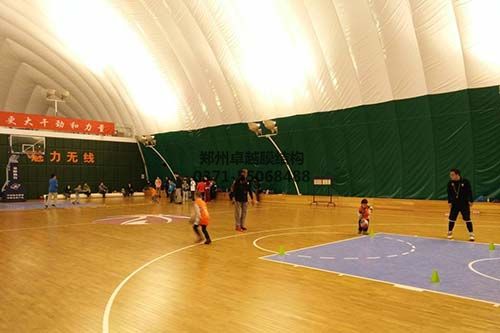 充氣膜結構籃球場(chǎng)內部實(shí)拍